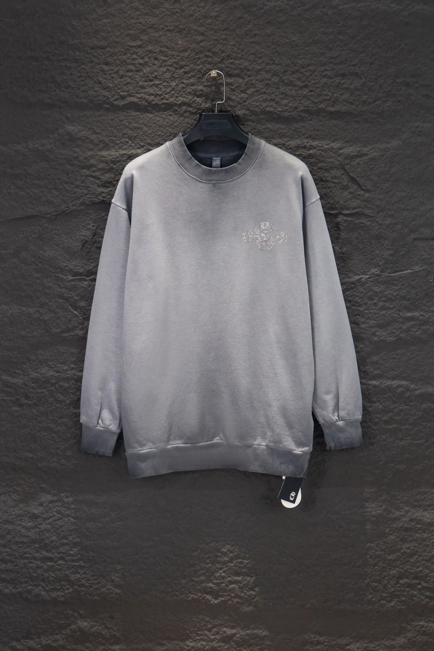 P270 🆕Chrome hearts new hot-drilled and stir-fried color sweatshirt. The os version is really charming. The Chrome family is also really unique. Every new season's new version is to the extreme. It is very practical and can be worn casually. Nice✔️ - ⚠️100% cotton. Made of custom-dyed terry cotton sweatshirt surface, 420g double-ply double yarn, comfortable to the touch. Made from imported knitting needle carded cotton, the thickness is moderate, drapey and contoured, making the upper body comfortable! ! It is very tolerant to fat body types and can instantly lose five pounds after wearing it!  Specially ordered many Austrian hot diamonds, which have the bling bling effect of natural crystals under the light, and multi-faceted reflective points, the production cost is extremely high. The laser molding includes a computer engraving machine and a laser machine, which are accurate in particle units. Finally, it is hot and set at high temperature. After hot stamping, the firmness needs to be tested repeatedly on the hot stamping. It can appear colorful and reflective under the light. The body is treated with anti-bottom fried color elements, which greatly increases the interest of the clothing; unique visual effects.  Hem Loose closing Double-layer fabric Good closing effect Exquisite seaming Color: Washed black Reverse stir-fried gray Size: S-M-L-XL